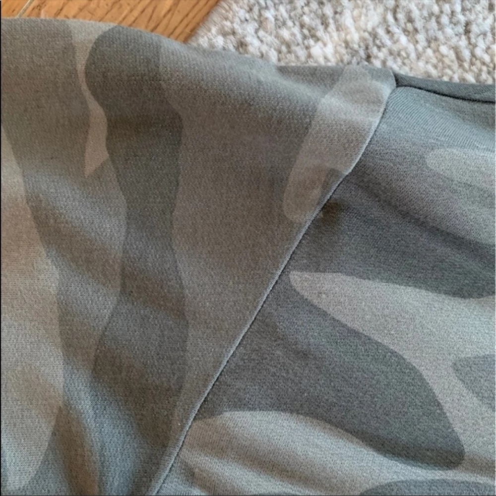💕HP💕Splendid camo pullover shirt - Picture 8 of 10